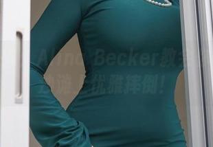泳装合集：Alina Becker教会你如何在沙滩上优雅摔倒！